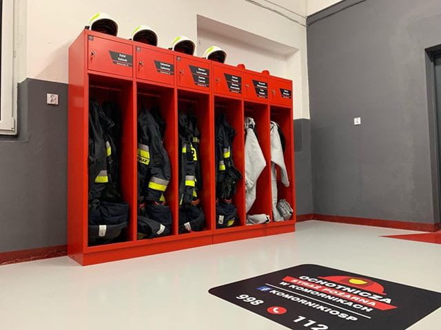 Szafa ubraniowa STR400/3 na cokole, potrójna z uchwytem na kask