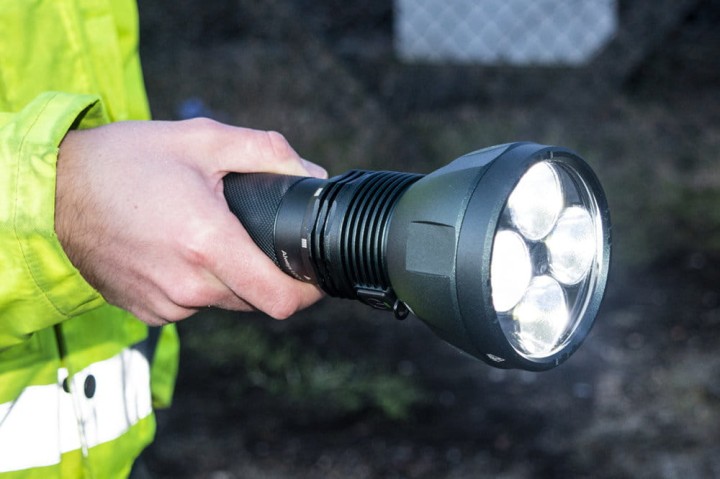 Latarka NightSearcher Magnum 11600, ładowalna 230V, IP-67