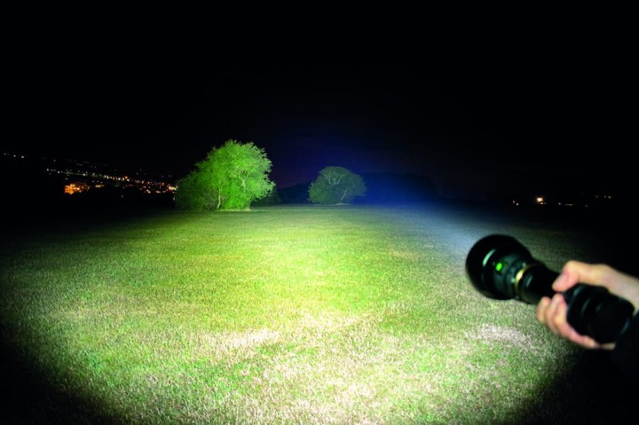 Latarka NightSearcher Magnum 11600, ładowalna 230V, IP-67