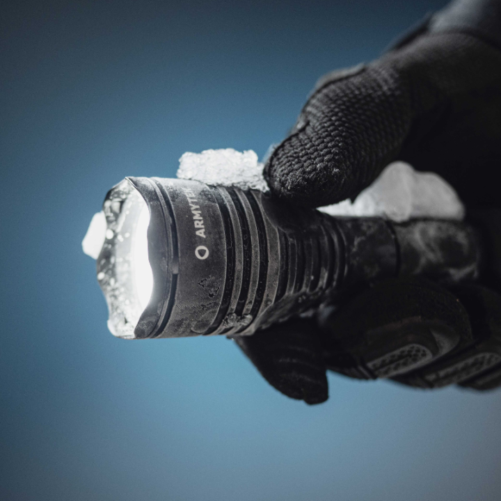 Latarka Armytek Viking Pro Magnet USB White